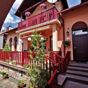 Dom Pod Tujami Bed & Breakfast
